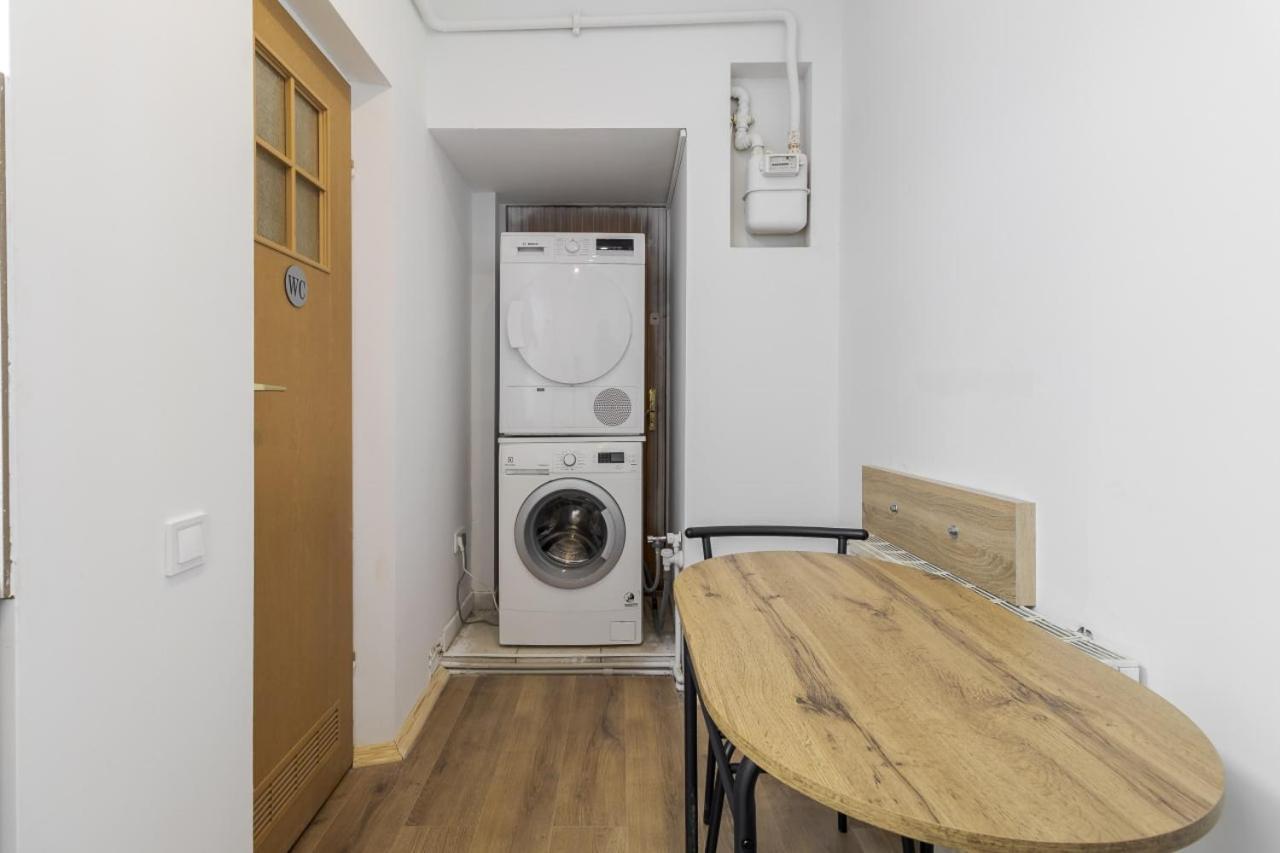 In Town Hostel 利沃夫 外观 照片